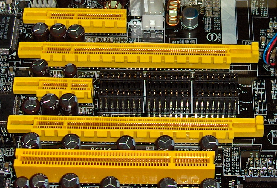 Illustration de ports PCIe (en jaune) sur une carte mère
